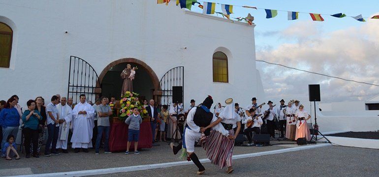 Tías celebra el día grande de sus fiestas con la procesión en honor a San Antonio