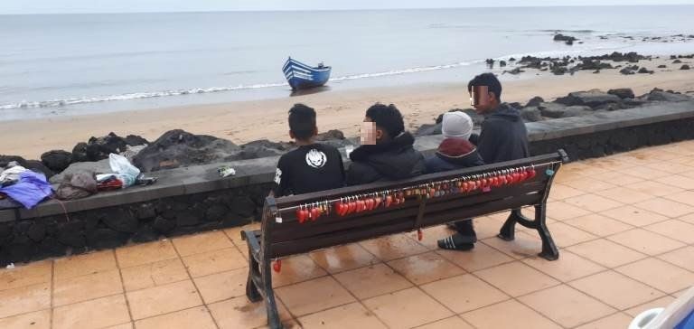 La Policía Local de Tías rescata a 4 menores que viajaban junto a otros 15 adultos en una patera