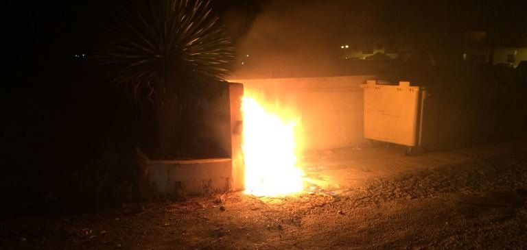 Arden tres contenedores en Punta Mujeres