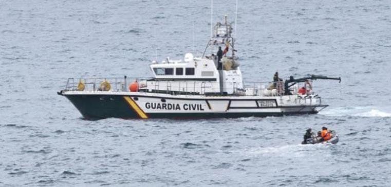La Guardia Civil intercepta una patera con 20 inmigrantes, entre ellos cinco menores