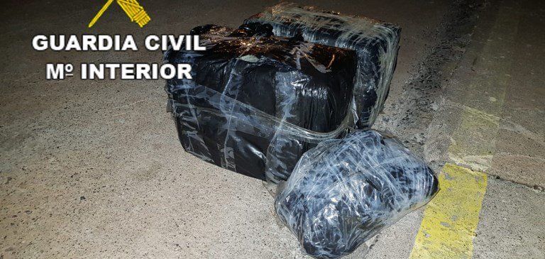 La patera interceptada por la Guardia Civil traía 37 kilos de hachís y el presunto patrón ha sido detenido