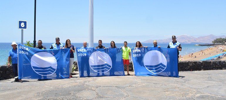 El litoral de Puerto del Carmen luce ya sus tres banderas azules