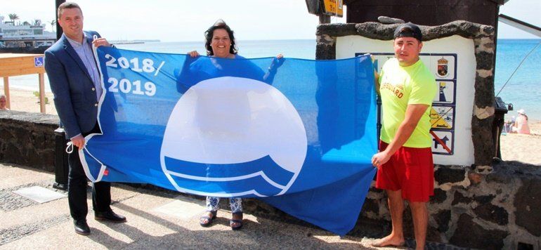 La playa del pueblo de Playa Blanca ondea su nueva bandera azul