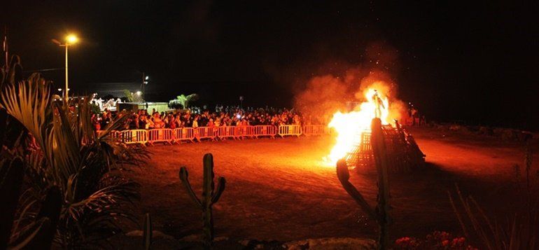 Hogueras, música y asaderos populares para celebrar la noche de San Juan en Lanzarote