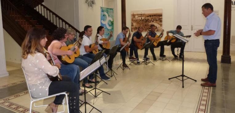 La Escuela Municipal de Pulso y Púa de Arrecife clausura el curso con un concierto