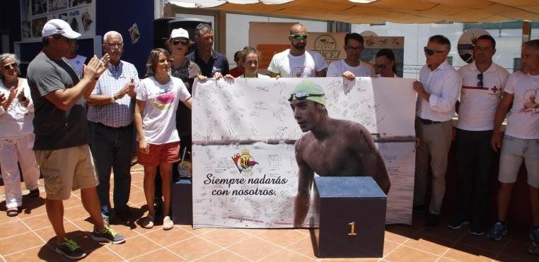 Emotivo homenaje a Alejandro Candela en la XV Travesía a nado San Juan del RCNA