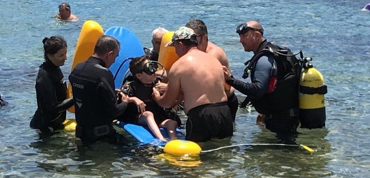 El niño Diego Agustín cumple su sueño y  se bautiza en submarinismo en Puerto del Carmen