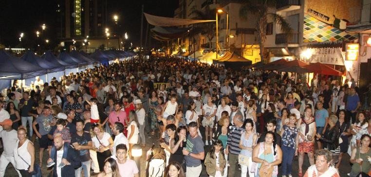 Miles de personas disfrutan de la víspera de San Juan en Arrecife