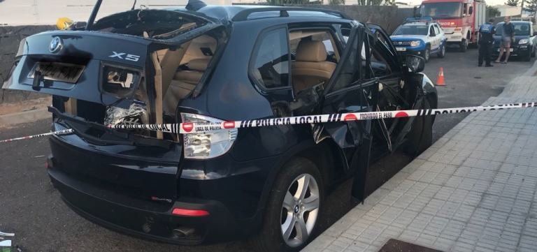 Un vehículo explosiona con el conductor en su interior en Playa Blanca
