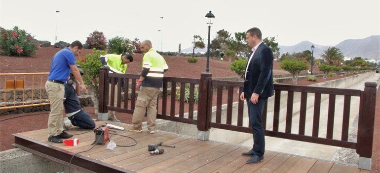 El Ayuntamiento instala un nuevo puente peatonal en el barranco de Playa Blanca
