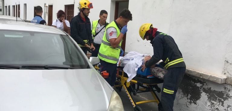 Los bomberos rescatan a un anciano de 92 años que se había caído en su vivienda