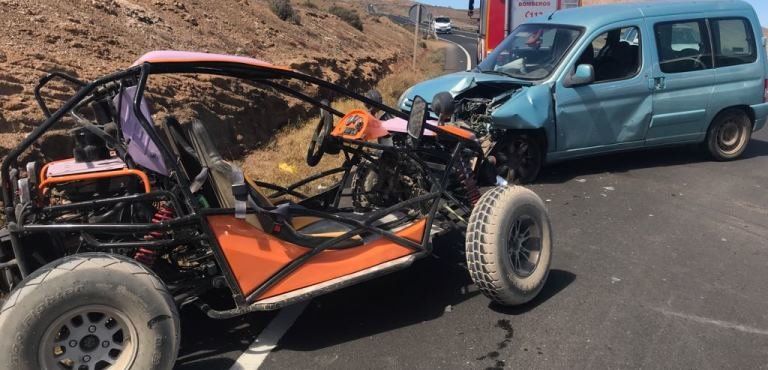 Dos heridos leves en el choque entre un booggie y una furgoneta