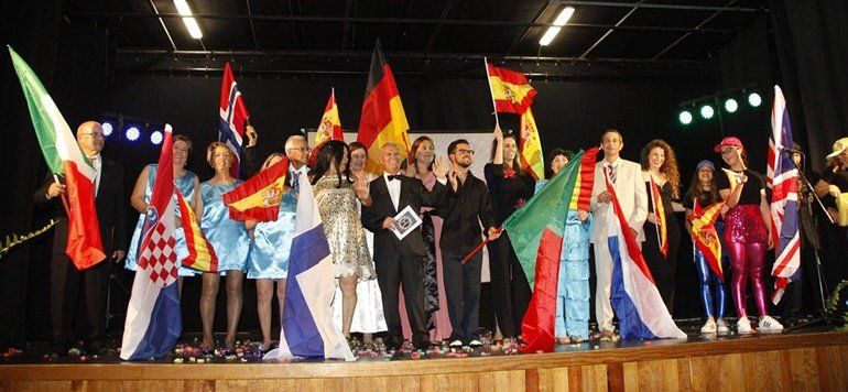Los vecinos de Mácher disfrutan en sus fiestas de una réplica del Festival de Eurovisión