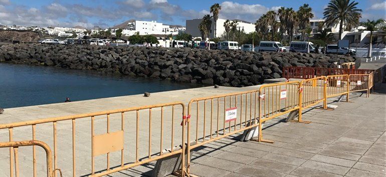 Tías finaliza la reparación del muellito de Playa Chica dañado por el temporal Emma