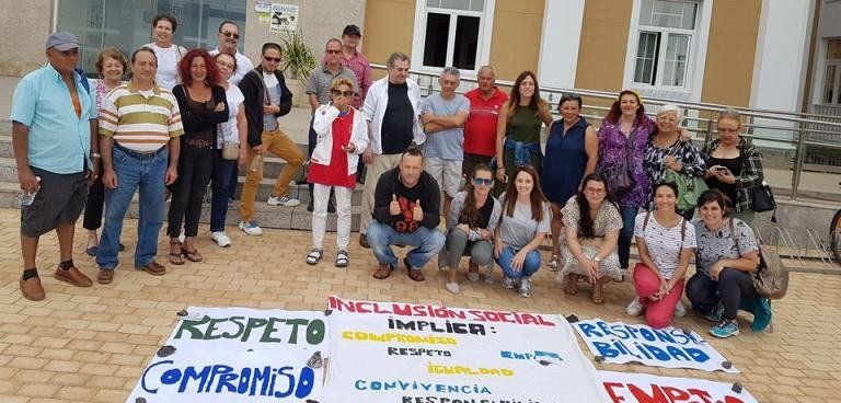 Flora Acoge protesta en las puertas del Cabildo por el retraso en el pago de las subvenciones