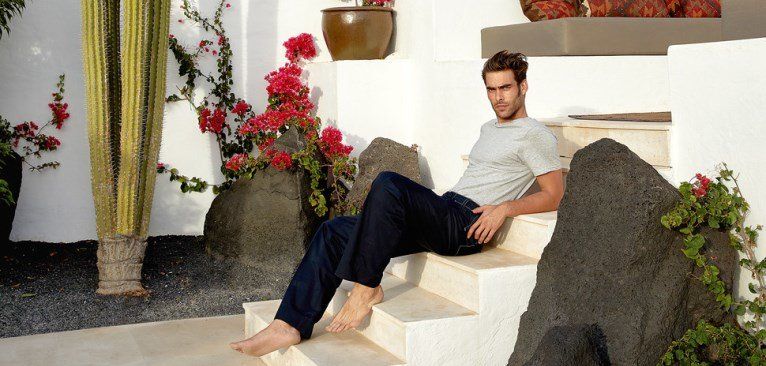 El modelo y actor Jon Kortajarena enseña su casa de Lanzarote en la revista de arquitectura AD