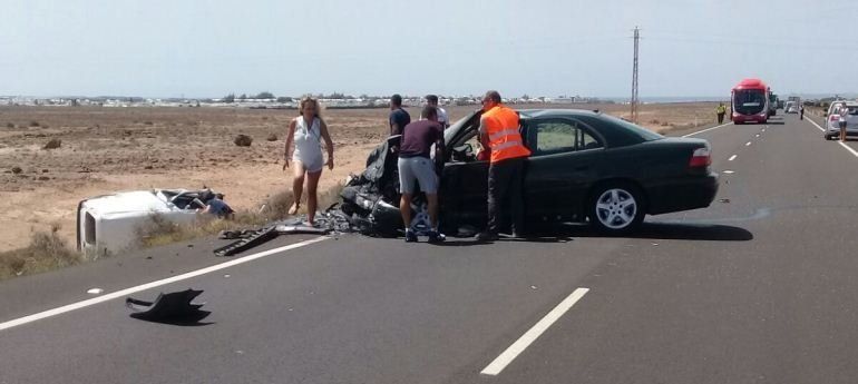 Un fallecido y un herido grave en un choque frontal en la carretera de Yaiza a Playa Blanca