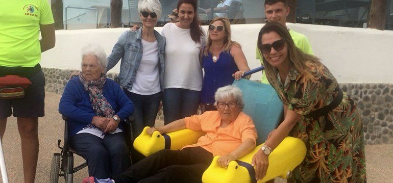 El Cabildo entrega una silla anfibia a La Graciosa "para hacer más accesibles sus playas"