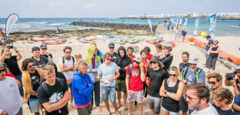 El mejor espectáculo del windsurf europeo arrancó en la Playa de Las Cucharas