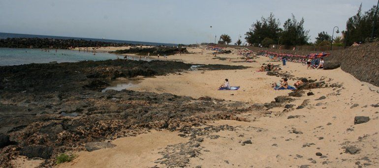 Rescatan a un bañista con signos de ahogamiento en la playa de El Jablillo de Costa Teguise