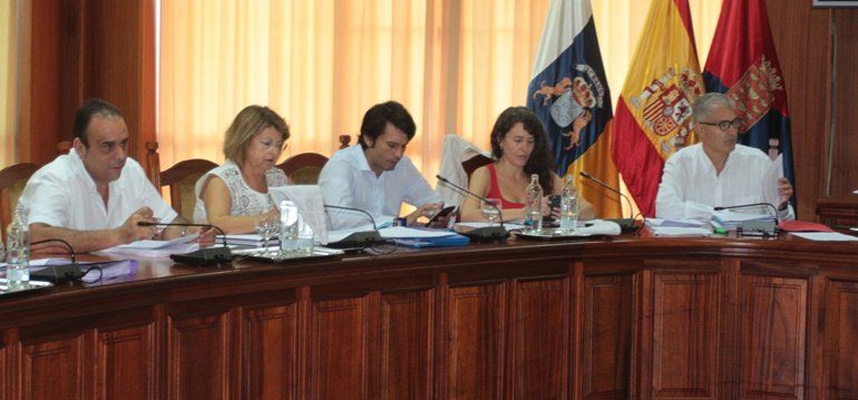 El PSOE critica la negativa del Cabildo a financiar los estudios para el soterramiento de la red eléctrica Tías-Playa Blanca