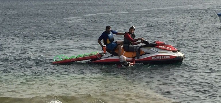 Rescatan a un piragüista que estaba siendo arrastrado por la corriente en Playa Honda