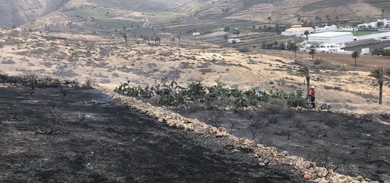 Los bomberos extinguen un incendio de pastos en Haría