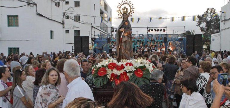 Más de un centenar de personas acompañaron la procesión terrestre de la Virgen del Carmen en Valterra