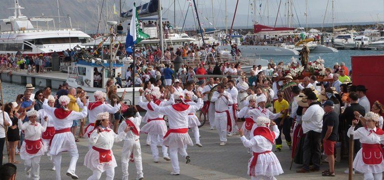 La Graciosa vive con devoción la procesión marítima en honor a la Virgen del Carmen