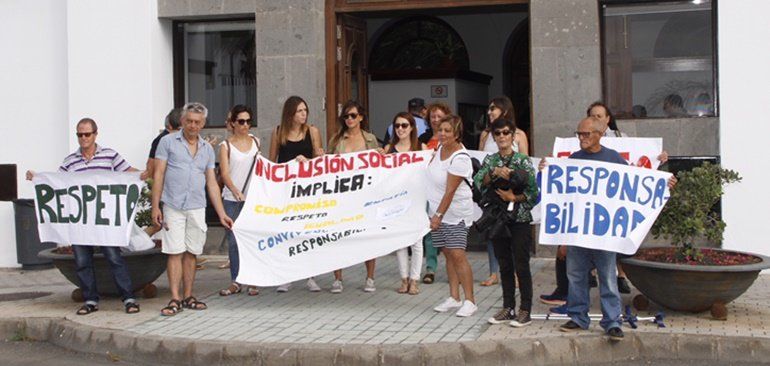 Flora Acoge protesta ahora ante el Ayuntamiento de Arrecife y pide "responsabilidad" a las instituciones