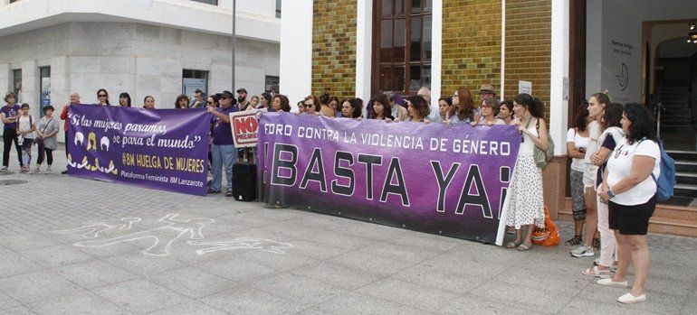 Concentración en Lanzarote para condenar el crimen de La Orotava