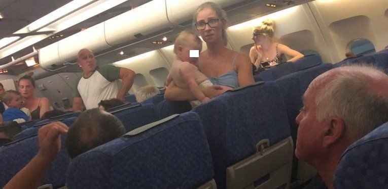 Vómitos y desmayos en un vuelo entre Lanzarote y Reino Unido