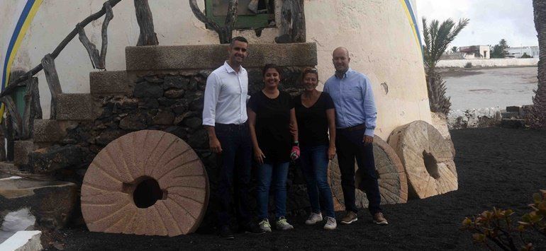 La molina de José María Gil de San Bartolomé vuelve a moler trigo para convertirlo en gofio