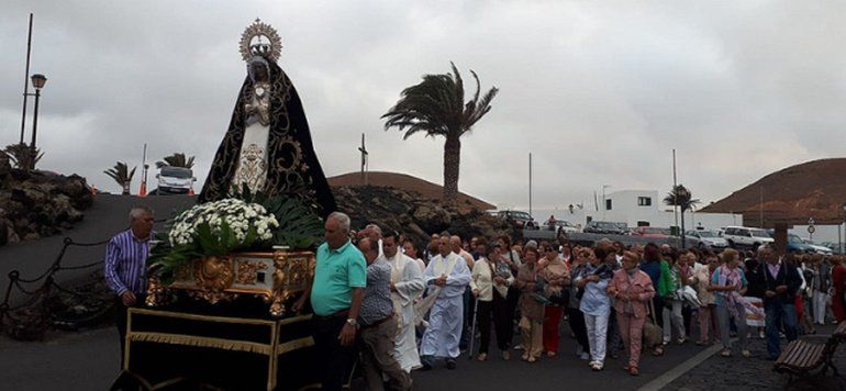 Decenas de fieles cumplen la promesa a la Virgen de Los Dolores en el Día del Volcán