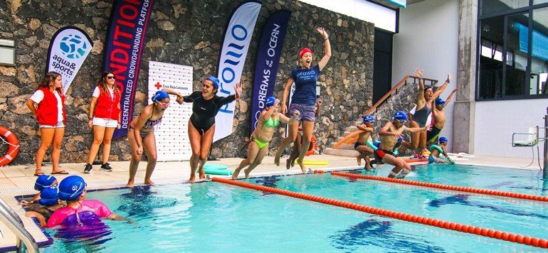 Cruz Roja y la bloguera y surfera Marlene Marle ofrecen este año un curso de natación a 14 niños
