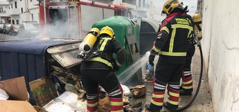 Los bomberos extinguen un incendio en un contenedor de cartón en Arrecife