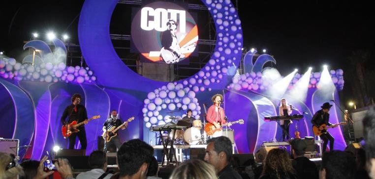 Coti siente la energía de los volcanes de Lanzarote en su multitudinario concierto en Puerto del Carmen