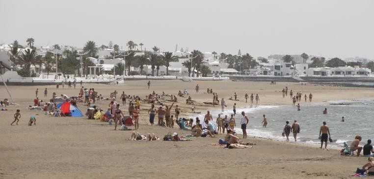 Gente en la playa en Lanzarote