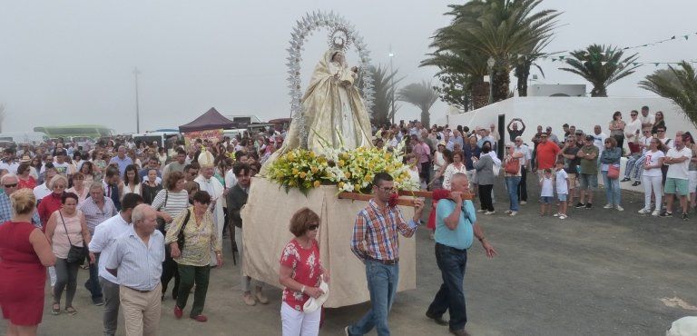 Decenas de devotos peregrinan a la ermita en el día de Nuestra Señora de Las Nieves