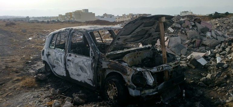 Arde un coche hasta calcinarse en un descampado de Arrecife