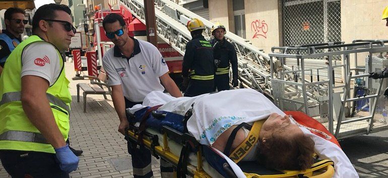 Los bomberos evacuan a una mujer herida por el balcón de un tercer piso de Arrecife