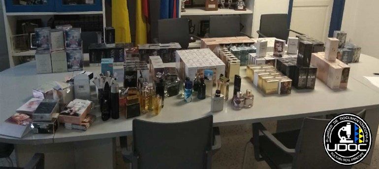 La Policía Local de Arrecife interviene más de 200 perfumes falsificados