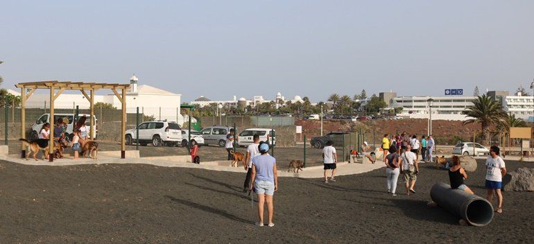 Playa Blanca inaugura un parque canino donde los perros pueden ir sueltos