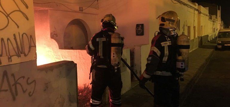 Los bomberos sofocan un incendio en la terraza de una vivienda abandonada de Arrecife