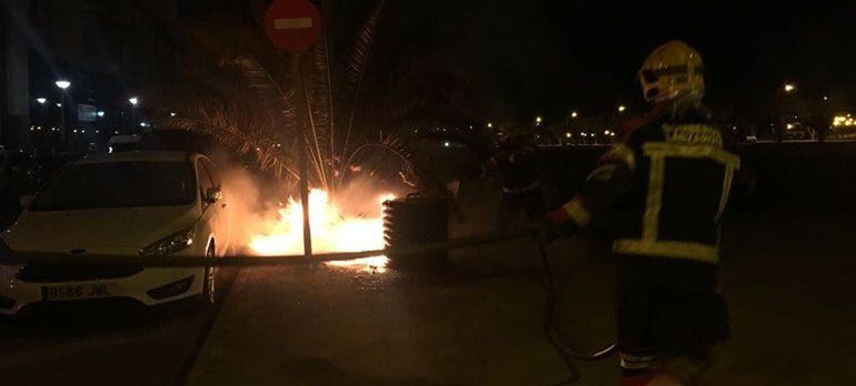 Los bomberos extinguen dos incendios en Arrecife durante la madrugada