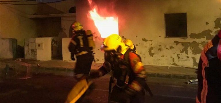 Los bomberos acuden hasta tres veces a la misma vivienda de Arrecife al reactivarse un incendio