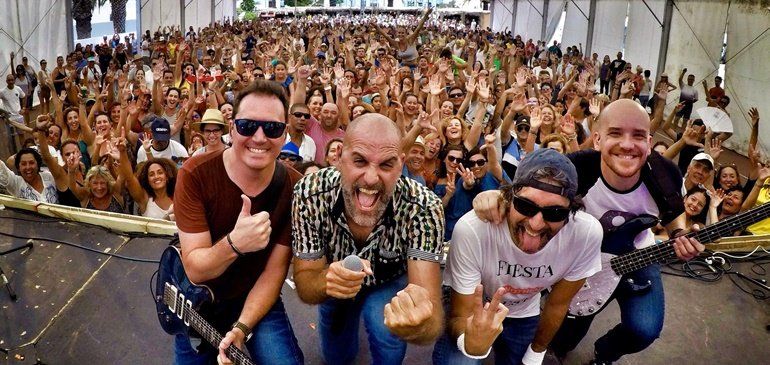 "Llenazo" en el concierto de Los Coquillos y Salvapantallas en las fiestas de San Bartolomé