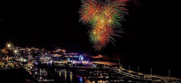 Un gran castillo de fuegos artificiales puso el broche final a las fiestas de Puerto del Carmen