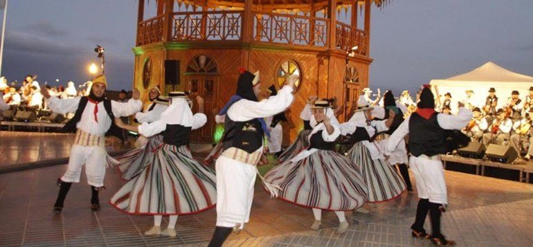 Arrecife disfrutó este miércoles de su primer Baile del Candil dentro de las fiestas de San Ginés