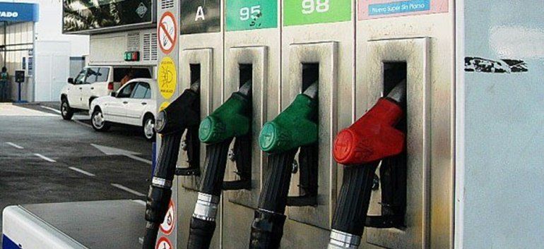 El precio de lo carburantes en Lanzarote desciende hasta un 20% con respecto a sus máximos hace 12 meses. 